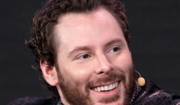 قصة نجاح "شين باركر" أحد عظماء الإنترنت