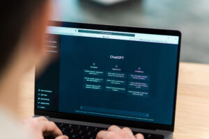 كيف تبني ‘جيشاً’ من الموظفين الرقميين؟ دليل ربط n8n مع ChatGPT لإدارة أعمالك تلقائياً دون تدخل بشري