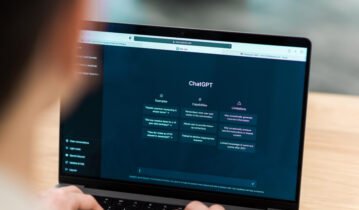 كيف تبني 'جيشاً' من الموظفين الرقميين؟ دليلك لربط n8n مع ChatGPT لإدارة أعمالك تلقائياً دون تدخل بشري