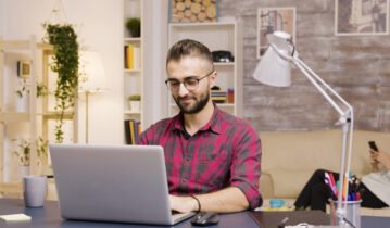 مشروعك أكبر من مبرمج فريلانسر… متى تدرك ذلك؟